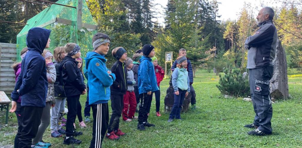 Waldschule 6 Kinder mit Harald in der Waldschule