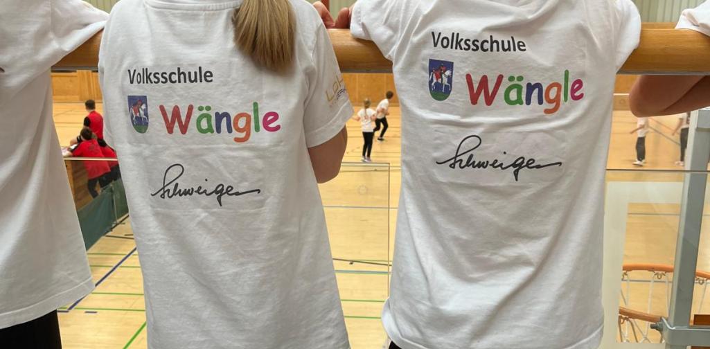 Völkerballturnier 2 Kinder beim Zuschauen eines Spiels