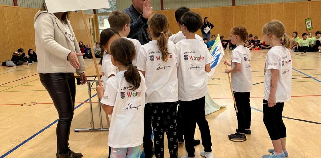 Völkerballturnier 4 Kinder bekommen Urkunde und Preise