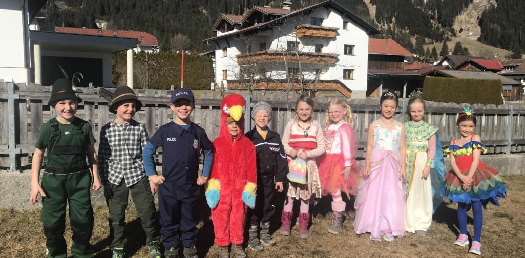 1. Klasse in ihren Kostümen