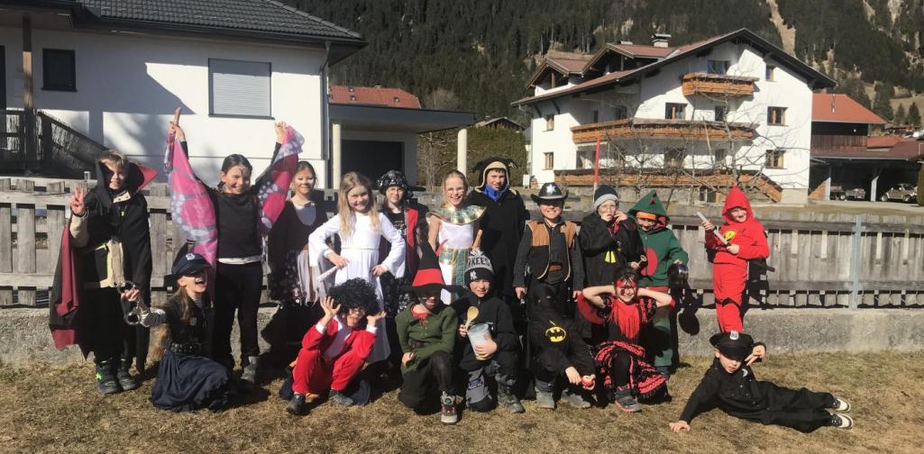 2. Klasse in ihren Kostümen