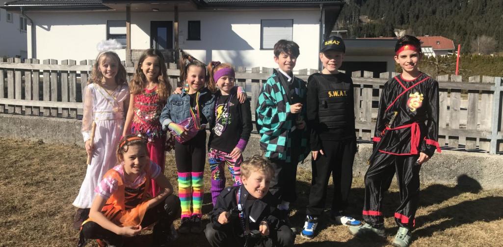 3. Klasse in ihren Kostümen