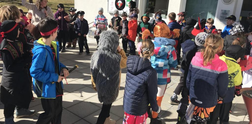 Kinder beim Umzug am Gemeindeamt