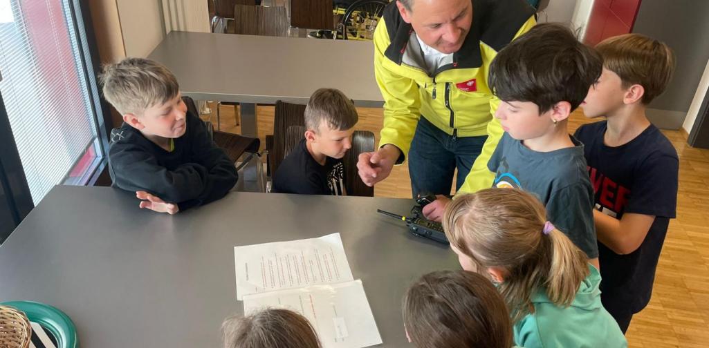 BH_Reutte 5 Kinder bei Erklärung der Funkgeräte